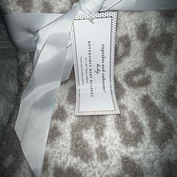 Cupcakes and Cashmere Beige/White Cheetah/Leopard Reversible Blanket 30x40 NWT - Picture 5 of 5